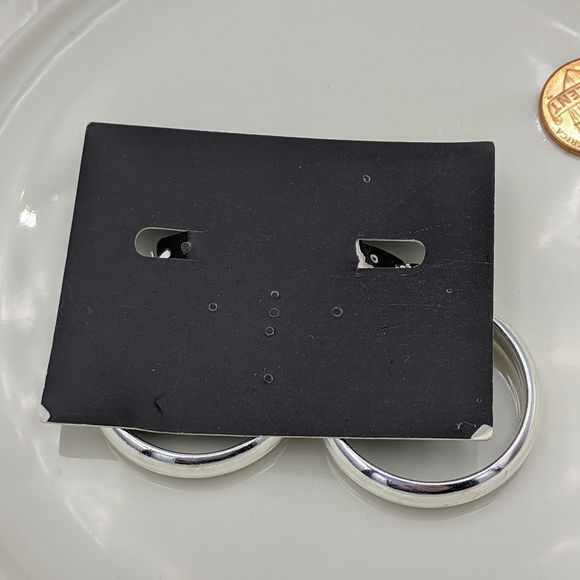 ✨3 for 25✨ Luxury Divas Silver Hoop Earrings NWT - Picture 6 of 6